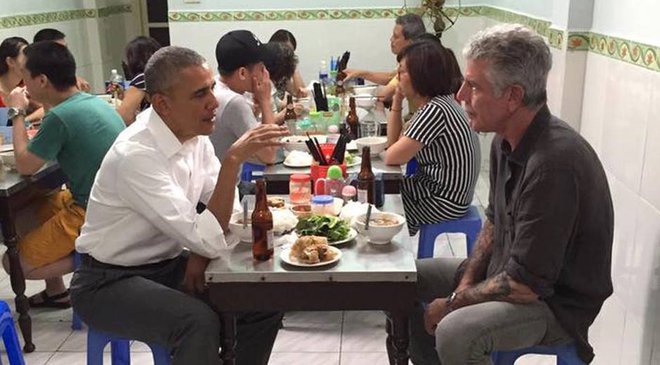 Ông Obama dùng món bún chả cùng với đầu bếp nổi tiếng Anthony Bourdain. (Nguồn ảnh: zingnews.vn)